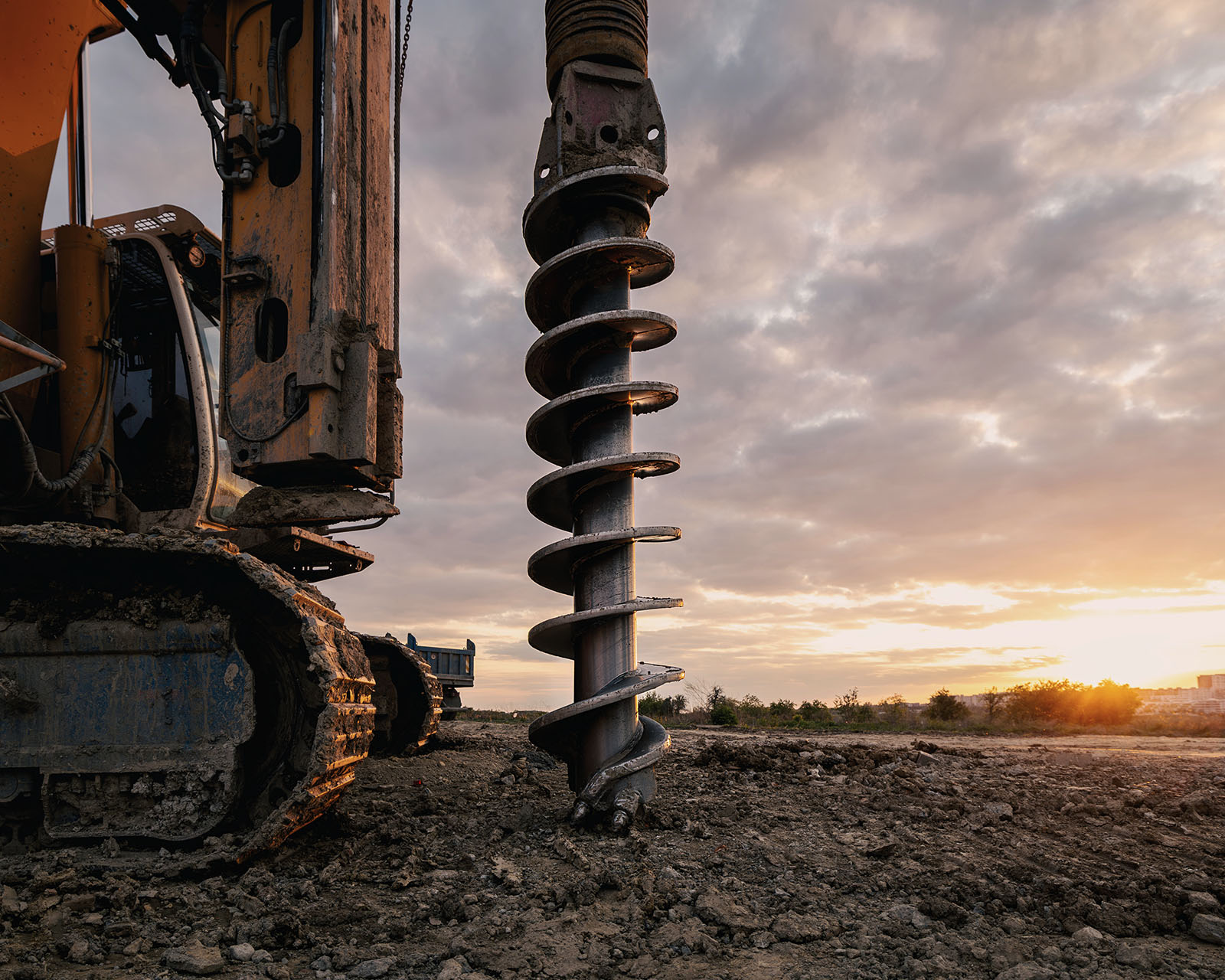 Wiertnica MGD-Drill podczas wiercenia studni w górskim terenie Podhala